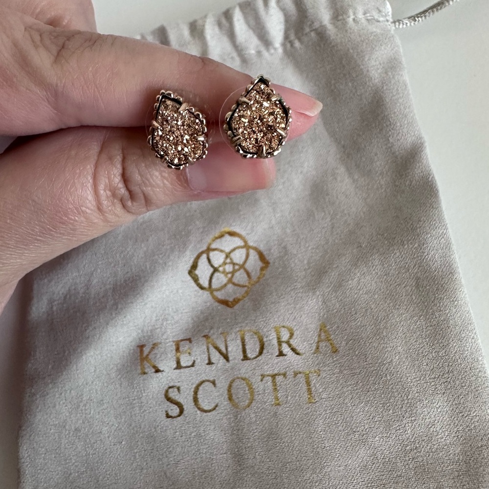 Tessa Kendra Scott studs